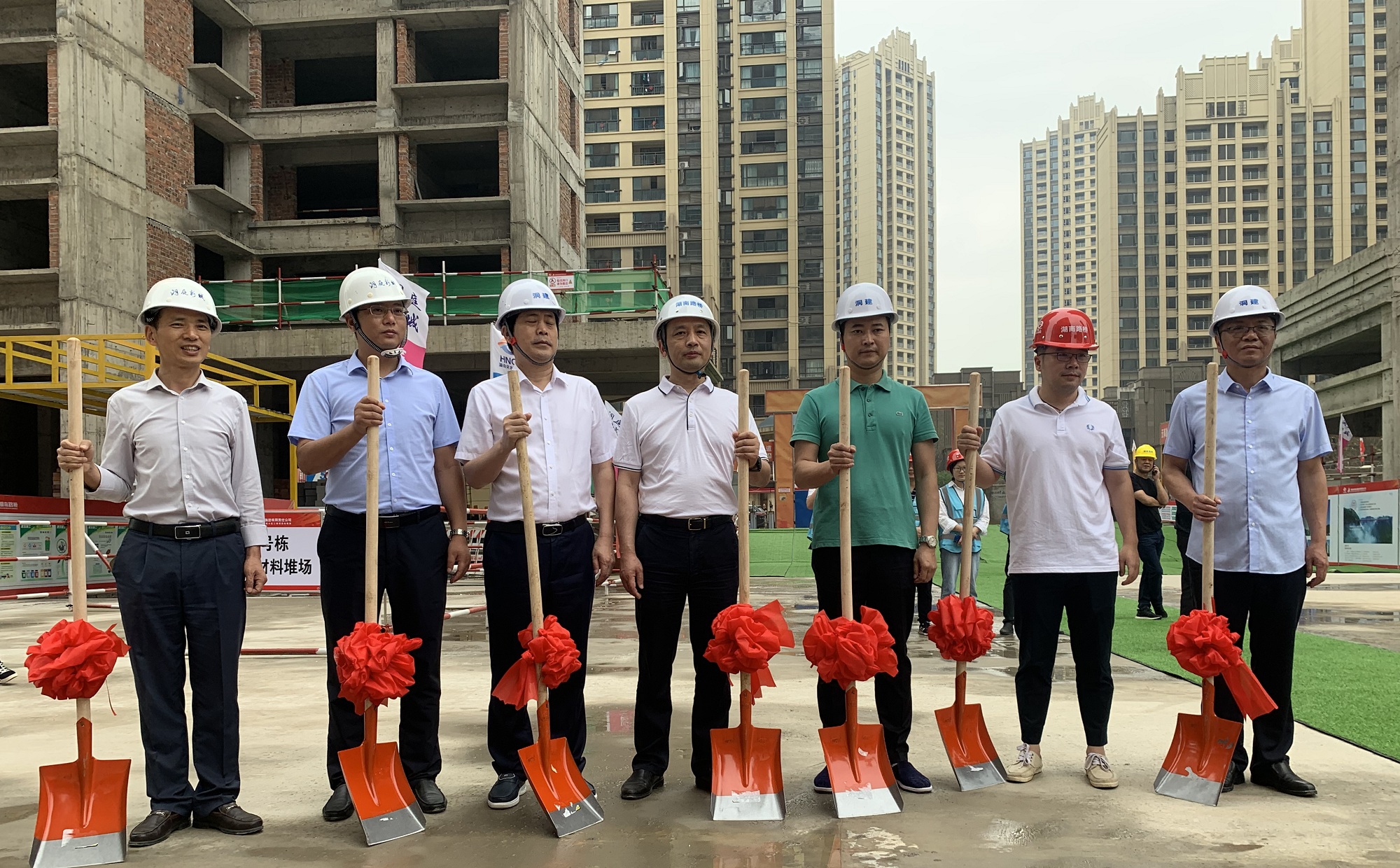 20200619122950.jpg 图片从右至左 第三位 洞庭建投公司总经理陈慎辉 第四位 构筑分公司书记兼经理 杨永强 第六位 项目经理杜玮_副本.jpg