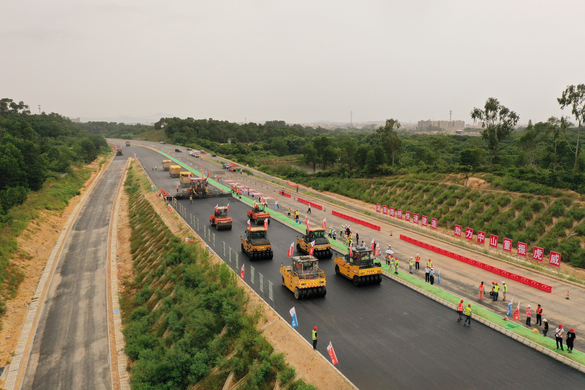 20200914154742.jpg 20200905 榆林项目沥青下面层试验路顺利铺筑 图2_副本.jpg