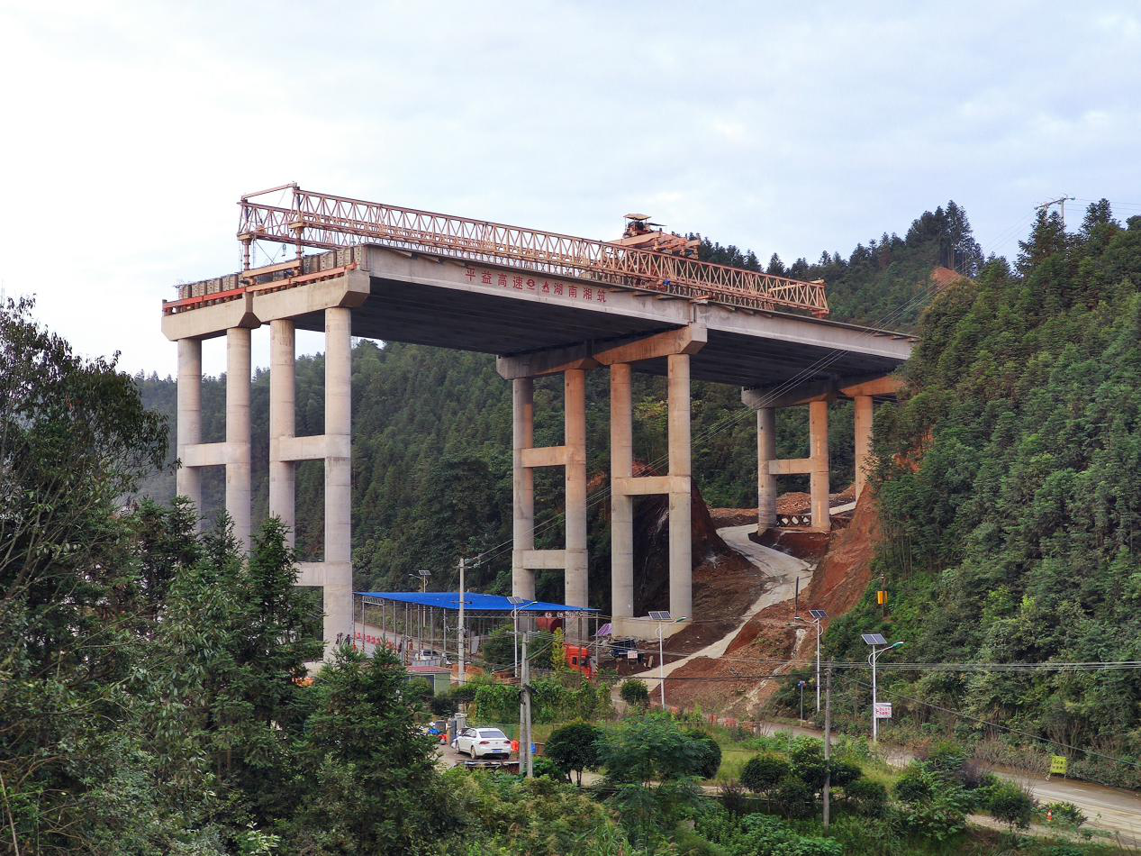 20201010180604.png 照片1:平伍7标:打造安全通路 顺利实现上跨省路架梁施工.png