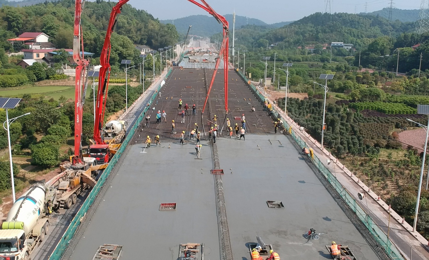 20201030309656.jpg 洞株路改扩建项目桥面施工3_副本.jpg