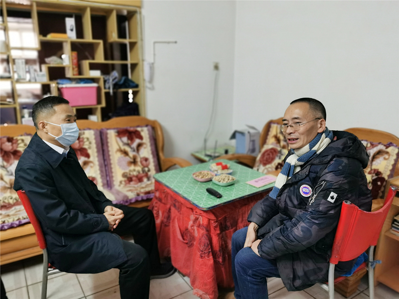 7、2月7日，，，，，向海清慰问难题职工邓泽聪_副本_副本.jpg