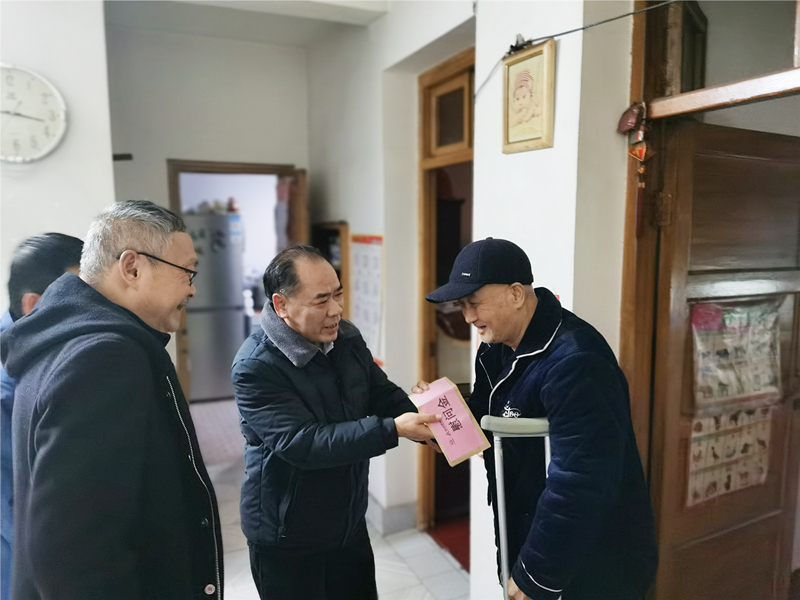 6、2月8日，，，，，盛希慰问党员黄励,到家中对其沉病出院的傅沧。。。。。。。。_副本_副本.jpg