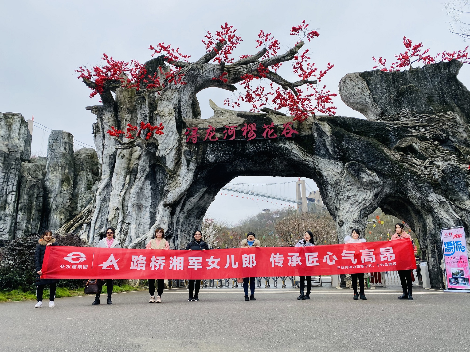 10女职工在樱；；；；；；；ü群嫌.jpg