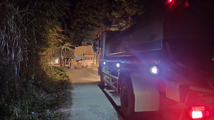 20221018116943.jpg 照片:茶常14标公路人36公里驰援龙海镇丛林火警现场.jpg
