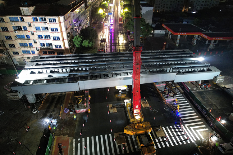 20221207101382.jpg 照片:新昌项目实现跨新昌大路钢箱梁架设.jpg
