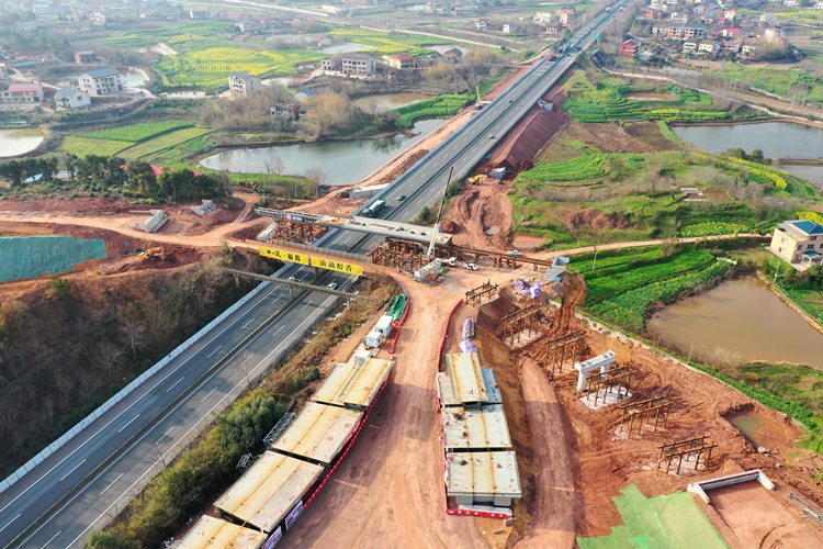 20230403126285.jpg 1、寺塘冲互通A匝路钢箱梁顶推施工过程.jpg