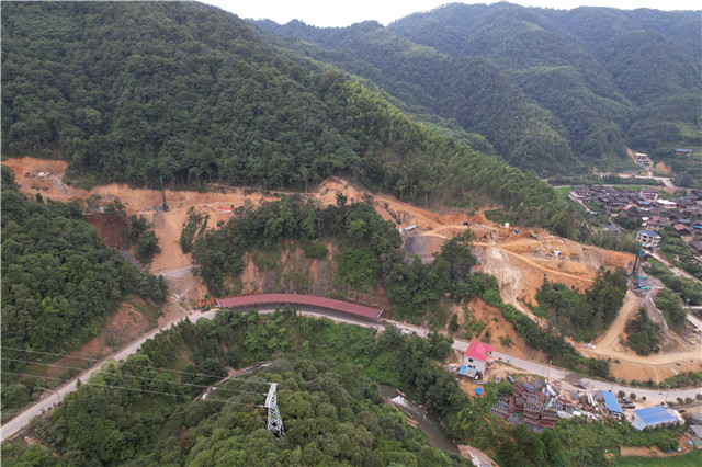 汀坪溪大桥9-18号桩基地位全数位于陡坡之上.jpg