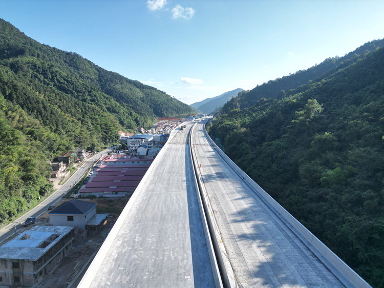 20251024779606.jpg 零路六标项目何家特大桥圆满实现梁板架设_副本.jpg